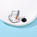 Lindo pin esmaltado de gato blanco con cuchillo y cierre de goma negro para ropa - Gato abrazando cuchillo