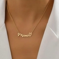 Dettaglio della collana Mama in oro con cuore indossata su un collo femminile - Collana MAMA Cuore / Oro