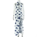 Dettaglio del collo a calice e mesh a pois blu sull'abito bianco con spacco - S / Bianco a pois blu