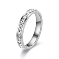 Vue détaillée d'une bague éternité avec oxydes de zirconium et serti rail poli - US 9 / 4 mm / Argenté