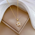 Vue détaillée du pendentif fleur rotatif luxueux avec cristaux sur chaîne dorée - F110 Chaîne en Acier Inoxydable Pendentif en Cuivre Micro-Pavé