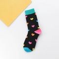 Detail von bunten Herzmustern auf schwarzen Baumwollsocken mit türkisfarbenem Saum - Einheitsgröße / Schwarz