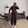 Conjunto deportivo marrón oscuro con chaqueta de dobladillo con volantes y pantalón - S / Marrón