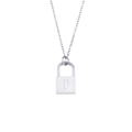 Détail d'un pendentif cadenas en acier inoxydable argenté avec la lettre V gravée - Lettre V