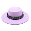 Detalle de un sombrero boater de lana lavanda con una banda decorativa negra - M (56-58cm) / Púrpura Taro