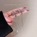 Orecchini a fiocco d'argento con strass scintillanti e pendenti a goccia di cristallo - Frangia a Goccia con Doppio Fiocco Argento (E0339)