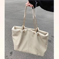 Beige grote draagtas met gouden kettingband en metalen klinknagels voor dagelijks woon-werk - Wit
