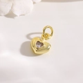 Détail d'un pendentif coeur en cuivre plaqué or 18k serti de pierres de zircone cubique - Cœur en or / Zircone Blanche