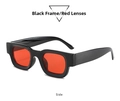 Seitenansicht der Retro-Sonnenbrille mit dickem schwarzem Rahmen und roten Gläsern - Schwarzer Rahmen rote Gläser
