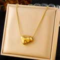 Detail van de gouden lavahart hanger en slangenketting op een sieradendisplay - Onregelmatige Matte Stijl (N3196)