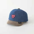 Dettaglio del ricamo a cuore su cappello da baseball in denim patchwork con visiera marrone - Cuore Rosso / Cachi