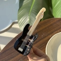 Détail de la pince à cheveux en forme de guitare en acétate noir scintillant et blanc - Guitare Noir Scintillant