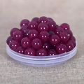 Detailansicht polierter lila DIY-Rundperlen für die Schmuckherstellung und Bastelprojekte - 8mm / Fuchsia