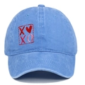 Dettaglio del ricamo cuore XOXO sul berretto da baseball vintage in cotone lavato blu - Regolabile / Azzurro