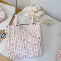 Détail du petit sac en coton à fleurs et rayures avec étiquette tissée simple wish - Fleurs à Rayures Roses