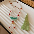 Collier en perles d'émeraude avec gland vert et détail de pendentif lotus doré - Ornement Frange Ruyi Blanc Vert (34#)