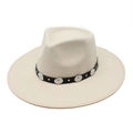 Dettaglio cappello in feltro con fascia in pelle nera decorata con borchie e fibbie argentate - M (56-58cm) / Beige