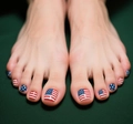 Unghie finte per piedi con design a bandiera americana rossa, bianca e blu - FW62