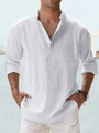 Détail d'une chemise blanche en coton et lin montrant la texture et le col henley à boutons - Blanc