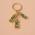 Dettaglio portachiavi in finta giada di bambù verde con anello in metallo dorato lucido - Bambù