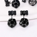 Vista macro de pendientes de lazo de cristal negro con gotas de piedras facetadas negras - Negro