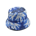 Nahaufnahme des blau-weißen Batikmusters auf der Baumwoll-Stoffstruktur des Fischerhutes - Einheitsgröße / 03 Blau Weiß Tie-Dye