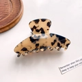Elegant leopard print hair claw clip in brown and black acetate for women - 8.5cm / Beige Tortoise Shell
