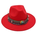 Dettaglio cappello fedora rosso con fascia etnica di perline, pietra turchese e nappe - Taglia unica (Tesa piatta) / Rosso