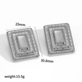 Dettaglio di orecchini quadrati in acciaio inossidabile bicolore, misura 25mm x 30,8mm - Colore Argento (TE60322-S)