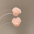 Vista macro de pendientes de botón de flor de resina rosa claro con acabado traslúcido - Poste de pendiente de plata - Rosa