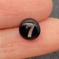 Perlina piatta tonda in conchiglia nera con numero 7 dorato per creazione braccialetti - Numero 7 / Nero