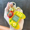 Porte-clés mini console de jeu jaune avec une jolie figurine de capybara en cartoon - Machine De Jeu Kapibala - Jaune