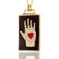 Vergoldete Halskette mit rechteckigem Hamsa-Hand-Anhänger auf schwarzem Emaille - Schwarz Rotes Herz Hamsa (D279-A)