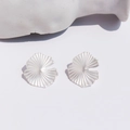 Boucles d'oreilles feuille de ginkgo en argent mat avec texture radiale élégante - Argent mat