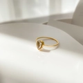 Detalle macro de un diamante de imitación de pera en una fina alianza dorada - US 6 / Circonita Pera