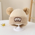 Berretto in maglia beige per neonati con doppi pompon e toppa ricamata OKAY - 2-5 Anni / Lettere OKAY / Bianco Sporco