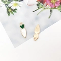 Ciondolo carota dorato con smalto bianco e verde che mostra la vista frontale e posteriore - Carota / 6x17mm