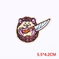 Detail eines Cartoon-Igel-Stickaufnähers mit Dolch und feiner Nadelarbeitsstruktur - Igel mit Messer