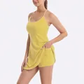Détail de robe de tennis jaune avec short intégré et poche latérale pratique - Jaune