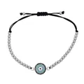 Detail eines Silberperlen-Armbandes mit Evil-Eye-Anhänger und verstellbarer schwarzer Kordel - Stil C-Silber Perlen Geflochtenes Seil / Silber