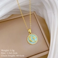 Dettaglio del ciondolo luna e stella blu su collana dorata su vassoio beige - Stile Ciondolo Stella e Luna (H345)