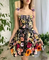 Detail der 3D-Blumenstickerei und Satinschleife am schwarzen Mesh-Minikleid - S / Schwarz Kurz