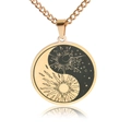 Makroaufnahme des Yin-Yang-Anhängers mit Sonnen- und Mondgravur auf Goldmetall - Gold