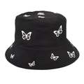 Dettaglio del ricamo a farfalla bianca sul tessuto di cotone nero di un cappello a secchiello - M (56-58cm) / Nero