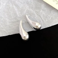 Gros plan sur des boucles d'oreilles argentées en forme de goutte d'eau au style épuré - 67# Tige en acier-Argent-Goutte d'eau