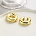 Dettaglio di ear cuff dorato intrecciato lucido su vassoio in ceramica - Stile Oro Lucido (ZYN-DME443G)