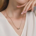 Collar con colgante de haba en oro rosa para mujer llevado por una modelo con estilo suave - Frijol de Metal (9300)