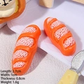 Vista macro de modelos de baguette en miniatura de resina para manualidades con textura - Baguette de crema