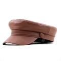 Vista lateral de gorra de cuero sintético marrón con detalle de botón decorativo - Talla única / Caqui