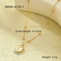 Macro d'un pendentif lune en or 18 carats avec chaîne perlée sur fond de pierre - Collier à Disque Lunaire (NMSN-B759-1)